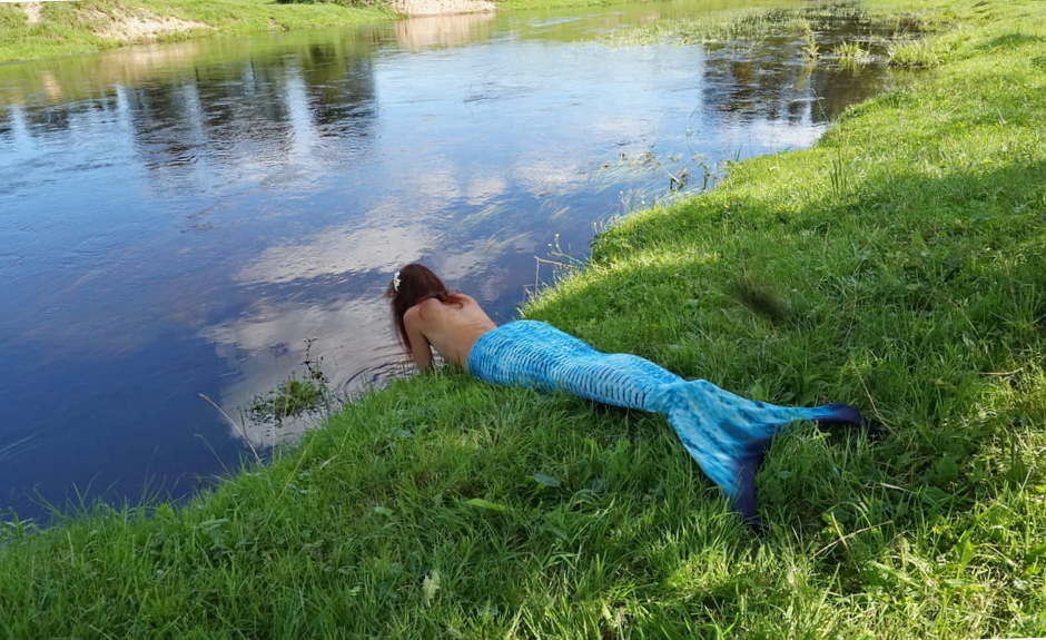 Mermaid plays with water