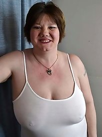 Older babes are posing nude on pictures