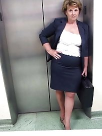 Very sexy cougar gilf