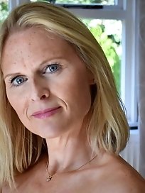 Mature strumpet is giving him what he wants